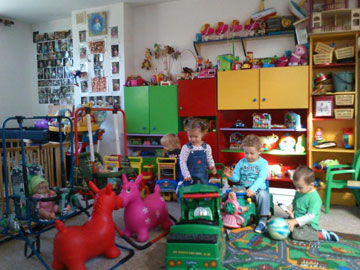 Dzieci bawią się razem w pokoju zabaw