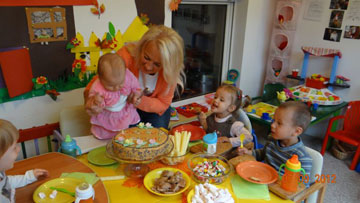 Dzieci obchodzą urodzinki, przy stole czekają na tort